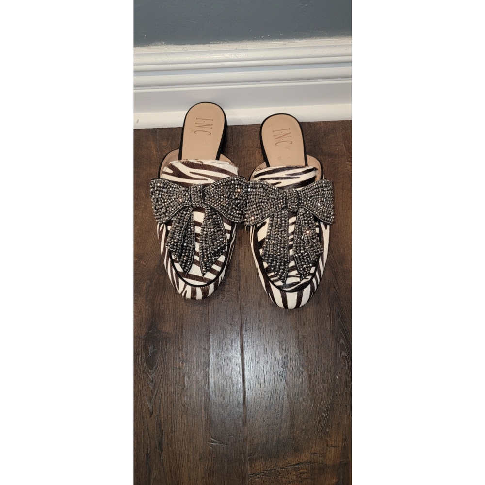 Womens shoes size 9 1/2 medium they have not been worn.